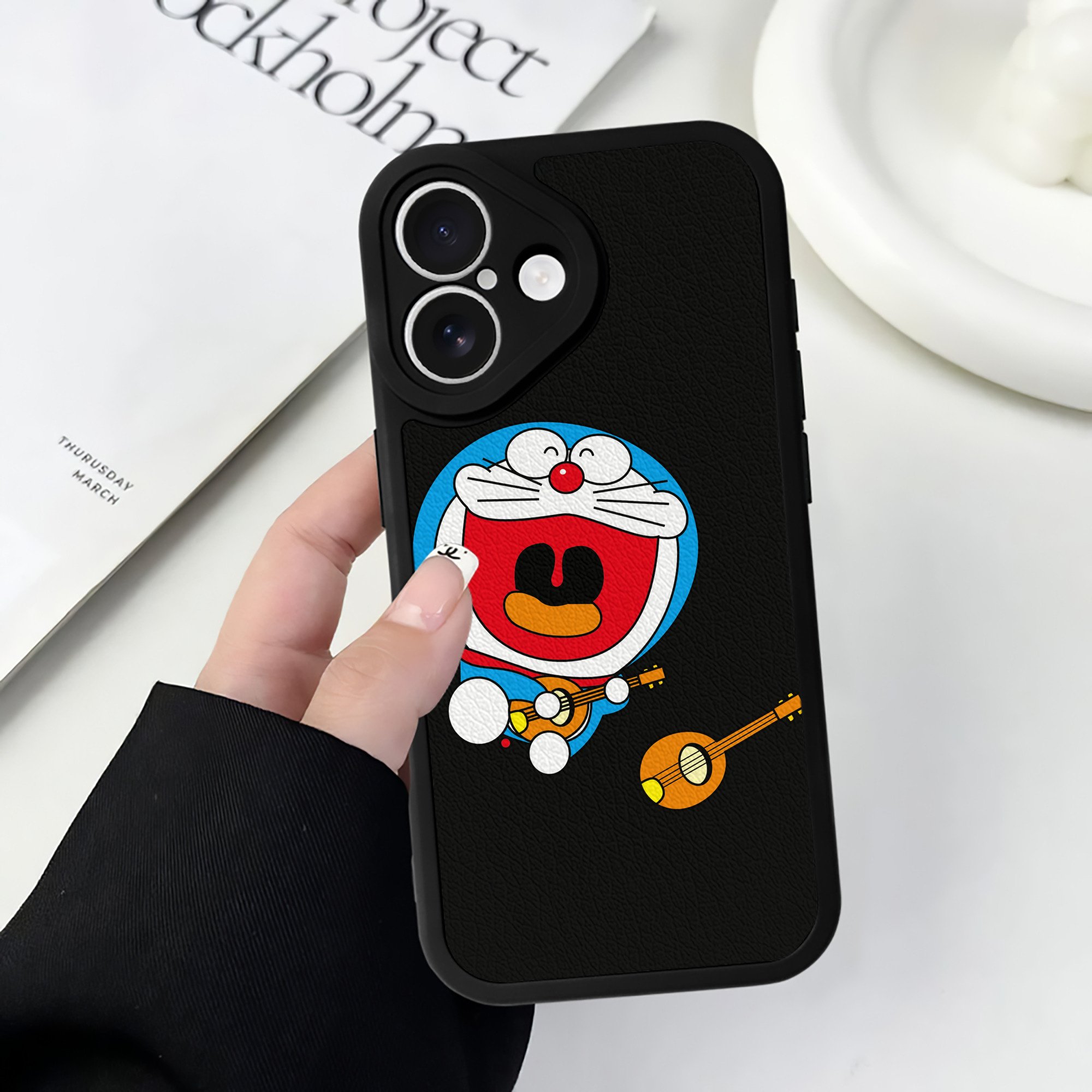 （画像用） ドラえもん Doraemon 【iPhone 16シリーズ対応】シリコンスマホケース（レザー調） 材質：シリコン